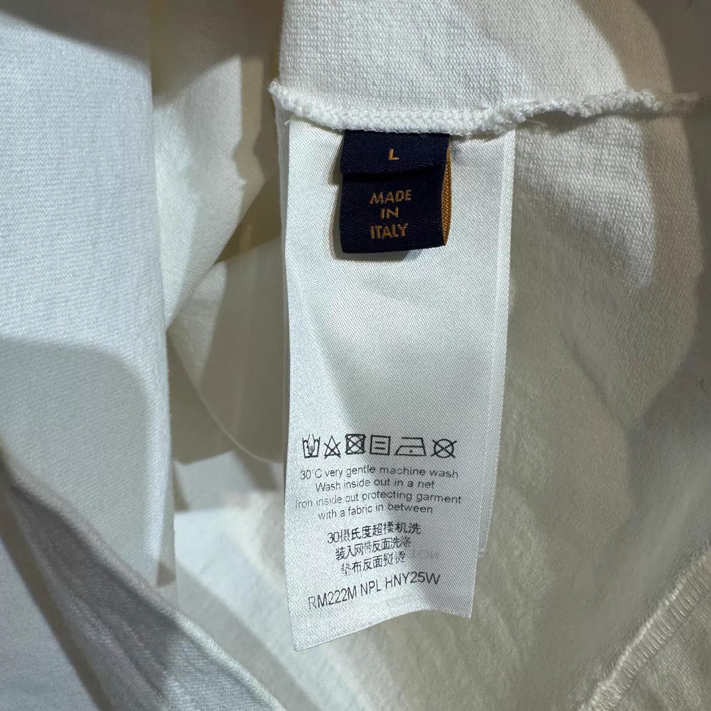 Louis Vuitton Louis Vuitton White Short Sleeve T L Embossed Logo Size US L / EU 52-54 / 3 - 5 Thumbnail
