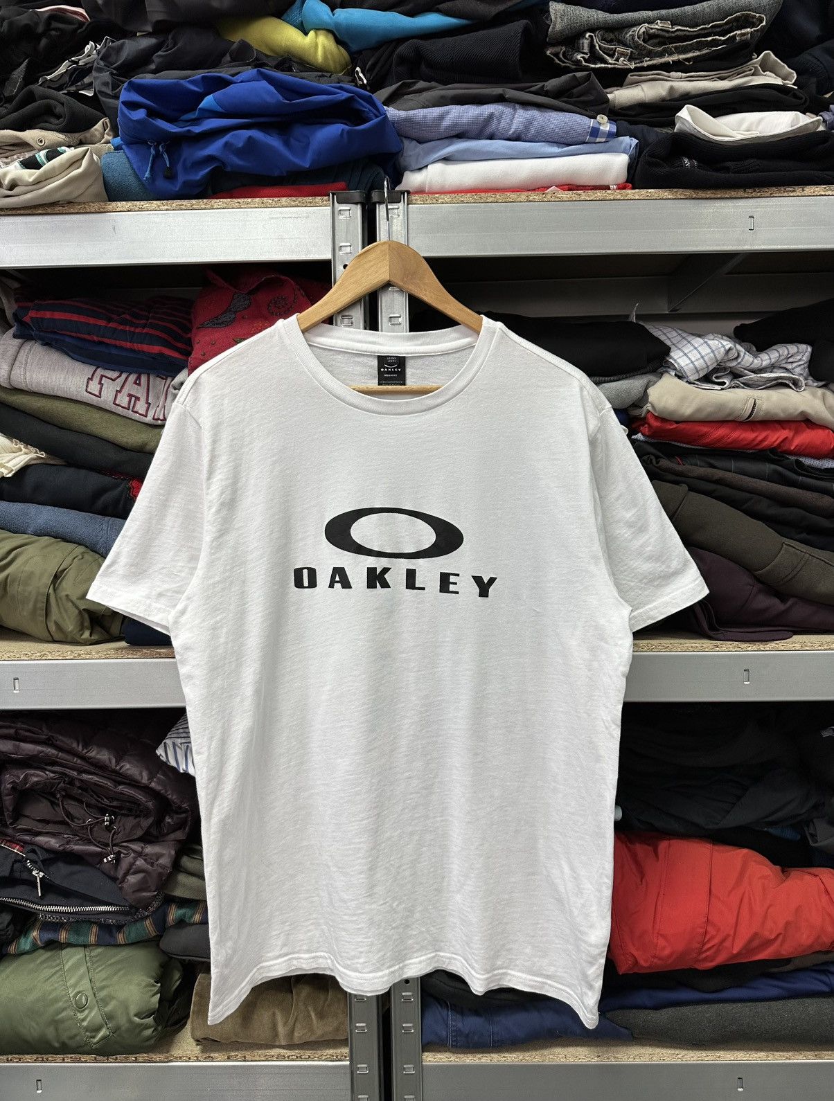 Oakley Vintage Oakley T-Shirt Big Logo Outdoor Japanese White Tee Size US L / EU 52-54 / 3 - 5 Thumbnail