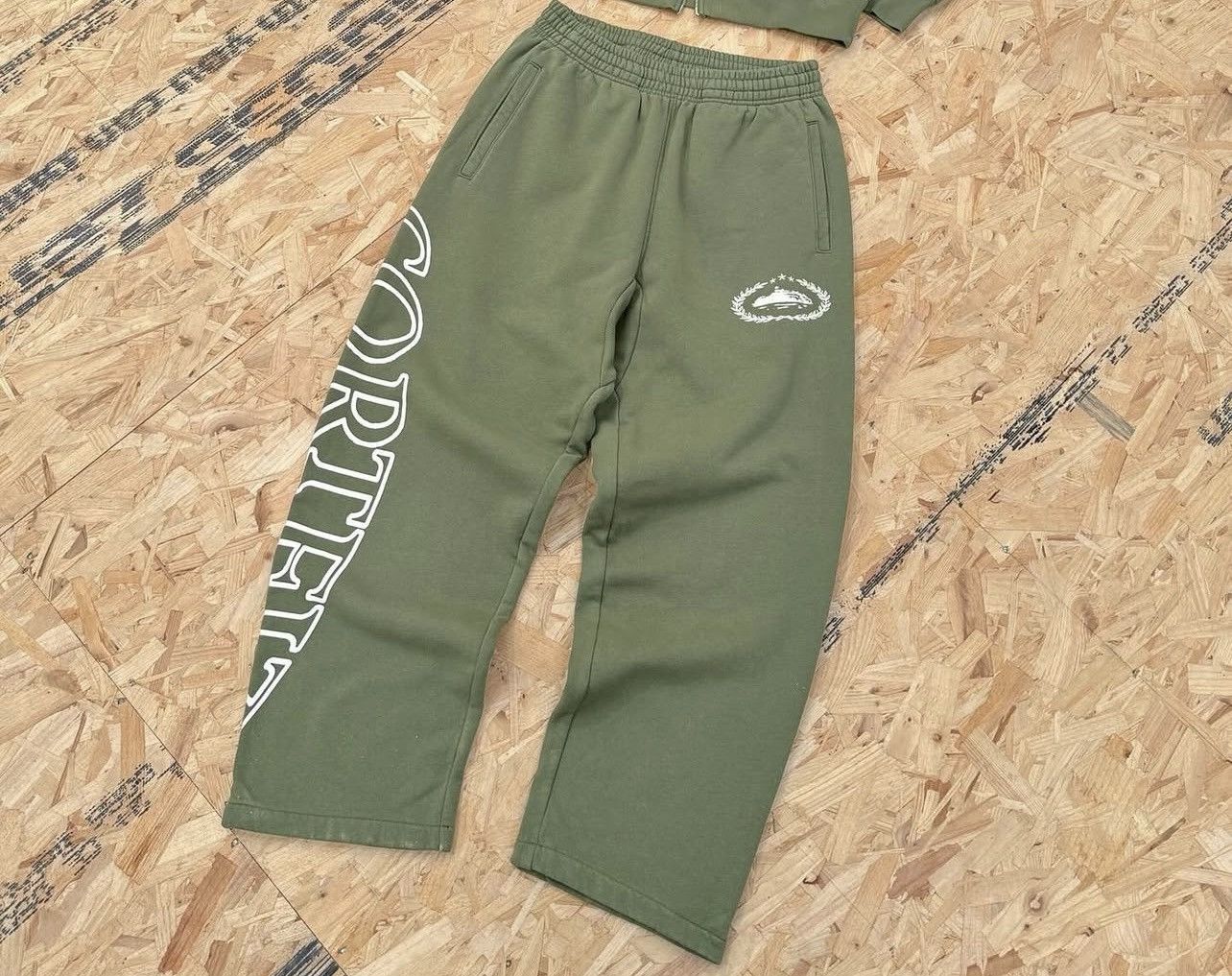 Corteiz CORTEIZ RTW SUPERIOR ROYALE OPEN HEM PANT - OLIVE Size US 32 / EU 48 - 1 Thumbnail