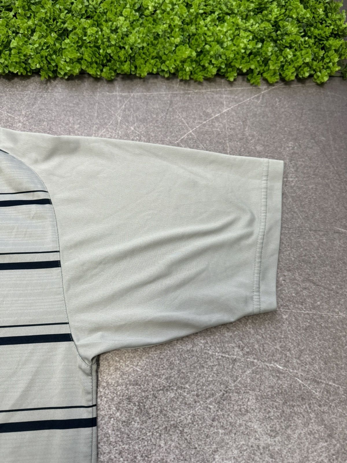 Nike Vintage Nike Center Logo Striped T-Shirt Y2K Size US L / EU 52-54 / 3 - 9 Thumbnail