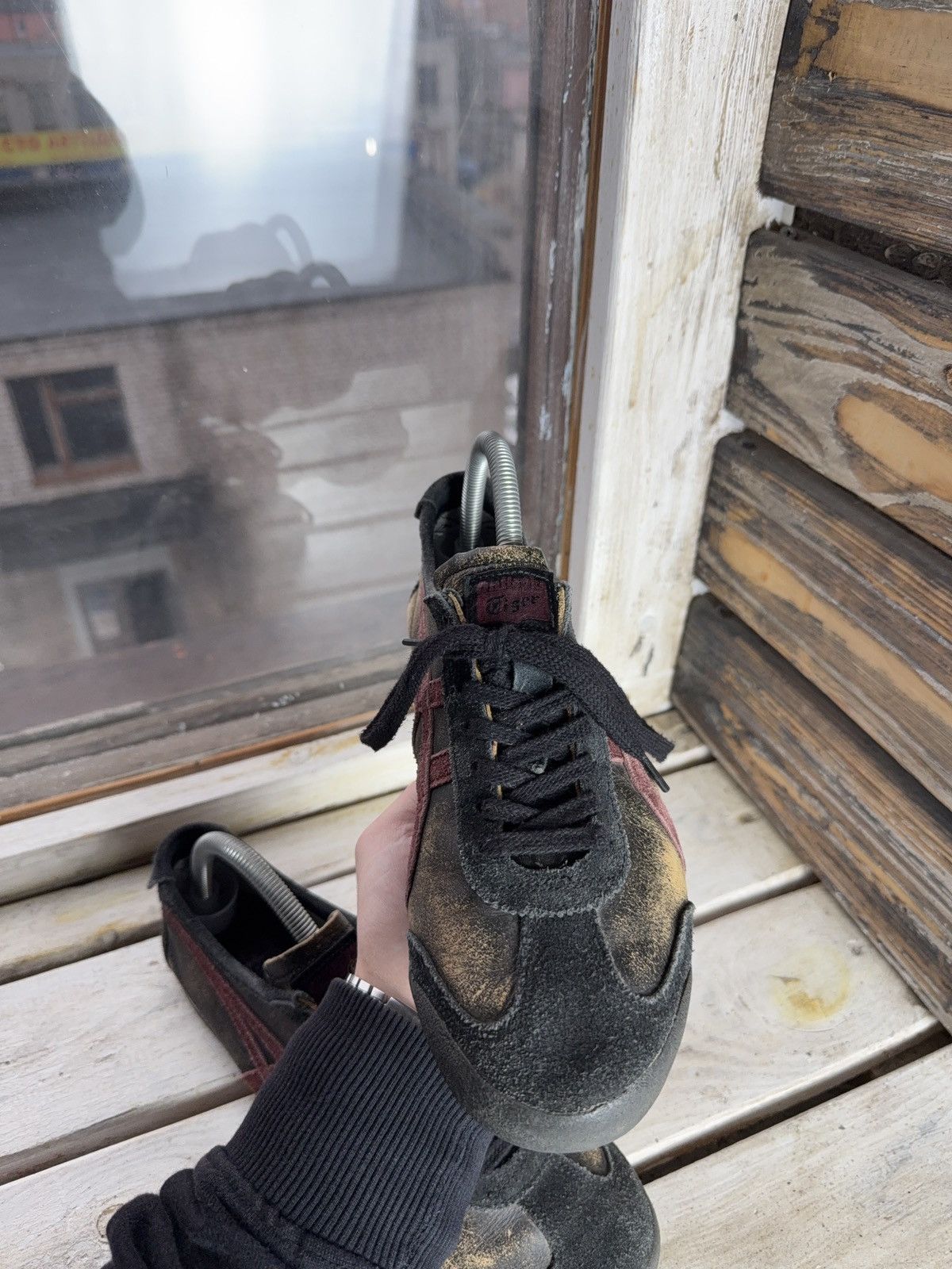 Onitsuka Tiger Onitsuka Tiger Distressed Low-Top Sneakers Black Red US 8 Size US 8 / EU 41 - 9 Thumbnail