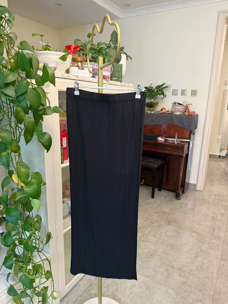 Issey Miyake Issey Miyake size:2 black skirt Size 42" / US 20 - 7 Thumbnail