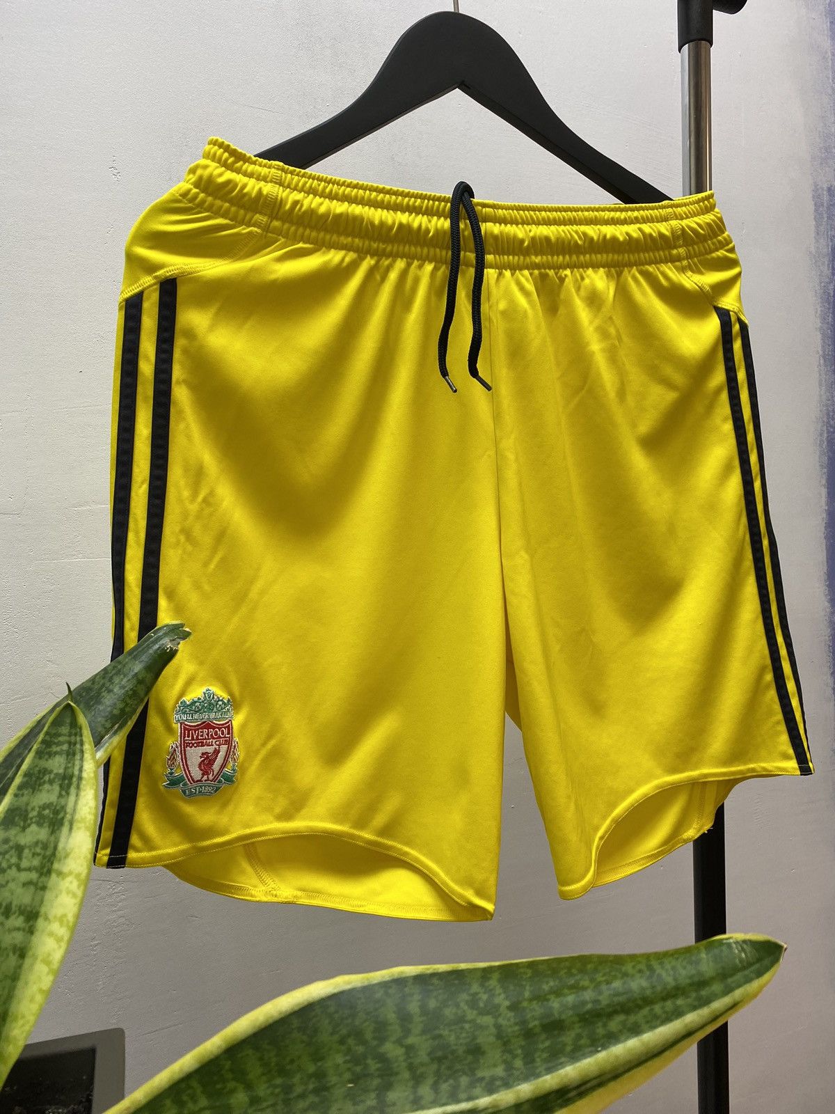 New Balance Adidas 2009 2010 Liverpool Goalkeeper Soccer Shorts Size US 32 / EU 48 - 3 Thumbnail