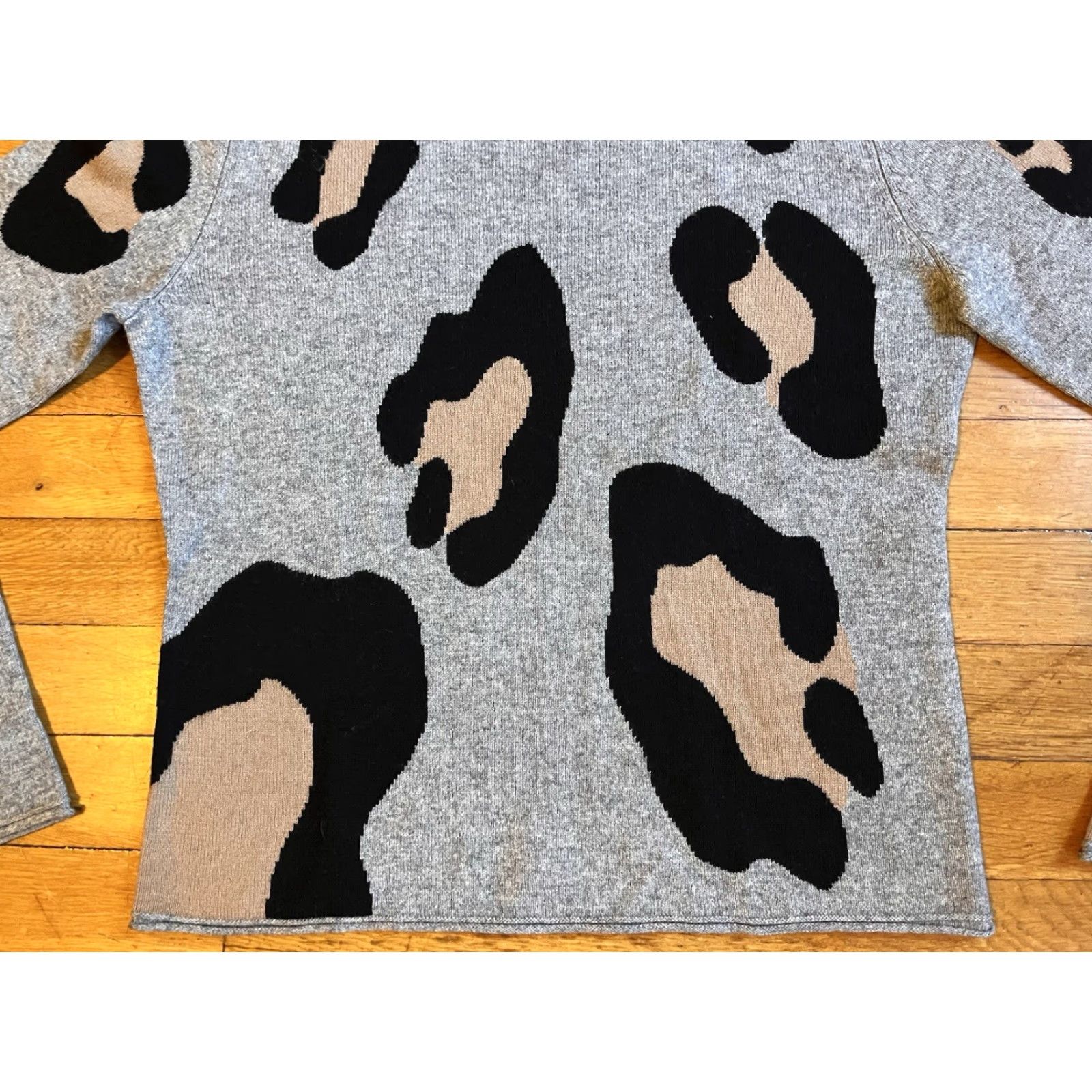 Vintage MarcCain Animal Print Spot Sweater Women’s 8 Cashmere Silk Crew Neck Long Sleeve Gray 36” Chest 21” Shoulder to Hem Women Mens? Size M / US 6-8 / IT 42-44 - 3 Thumbnail