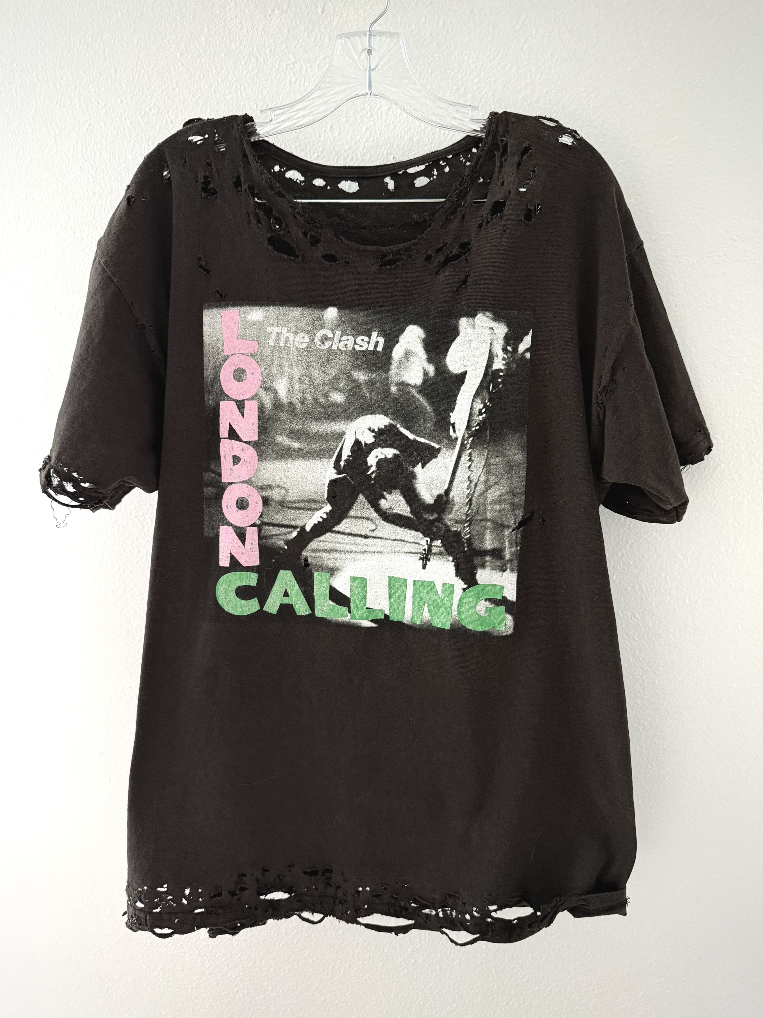 Vintage Distressed The Clash T-Shirt, Grunge / Thrashed (Large) Size US L / EU 52-54 / 3 - 1 Thumbnail