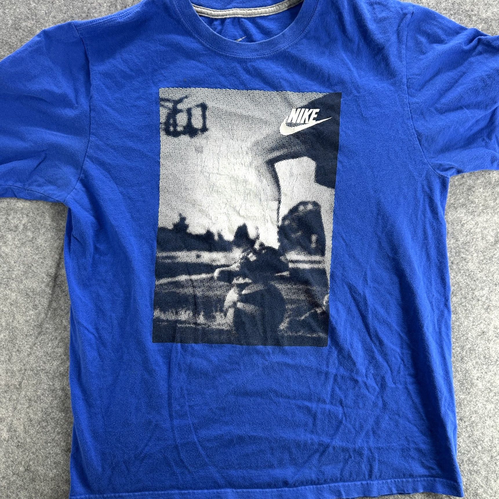 Nike VINTAGE Nike Shirt Mens Large Graphic Swoosh Skateboard Tee Regular Fit Blue Men's Graphic Print 90s? Size US L / EU 52-54 / 3 - 3 Thumbnail