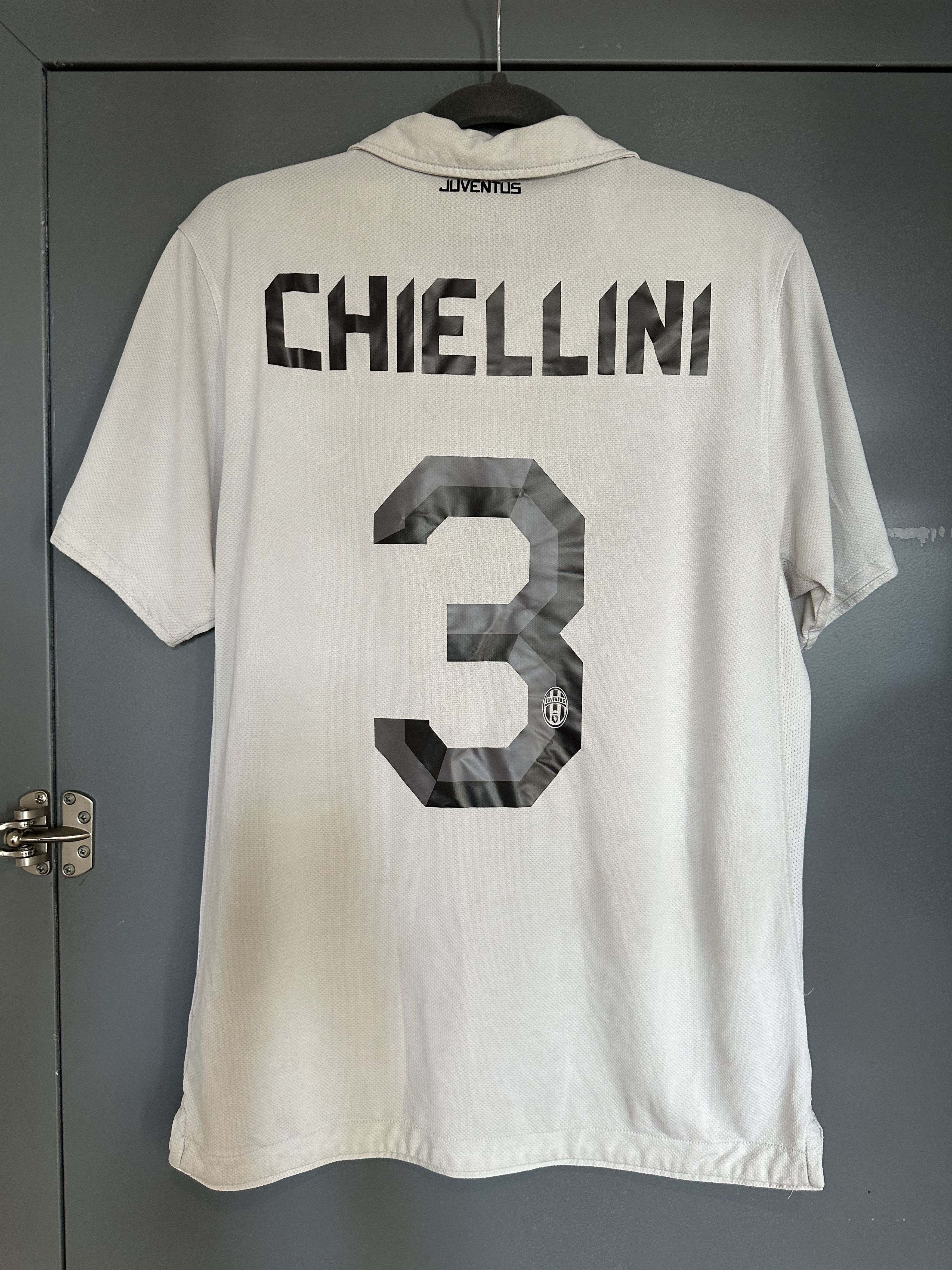 Nike Chiellini #3 Juventus 2010/11 Away Medium w/ Patches Size US M / EU 48-50 / 2 - 1 Thumbnail