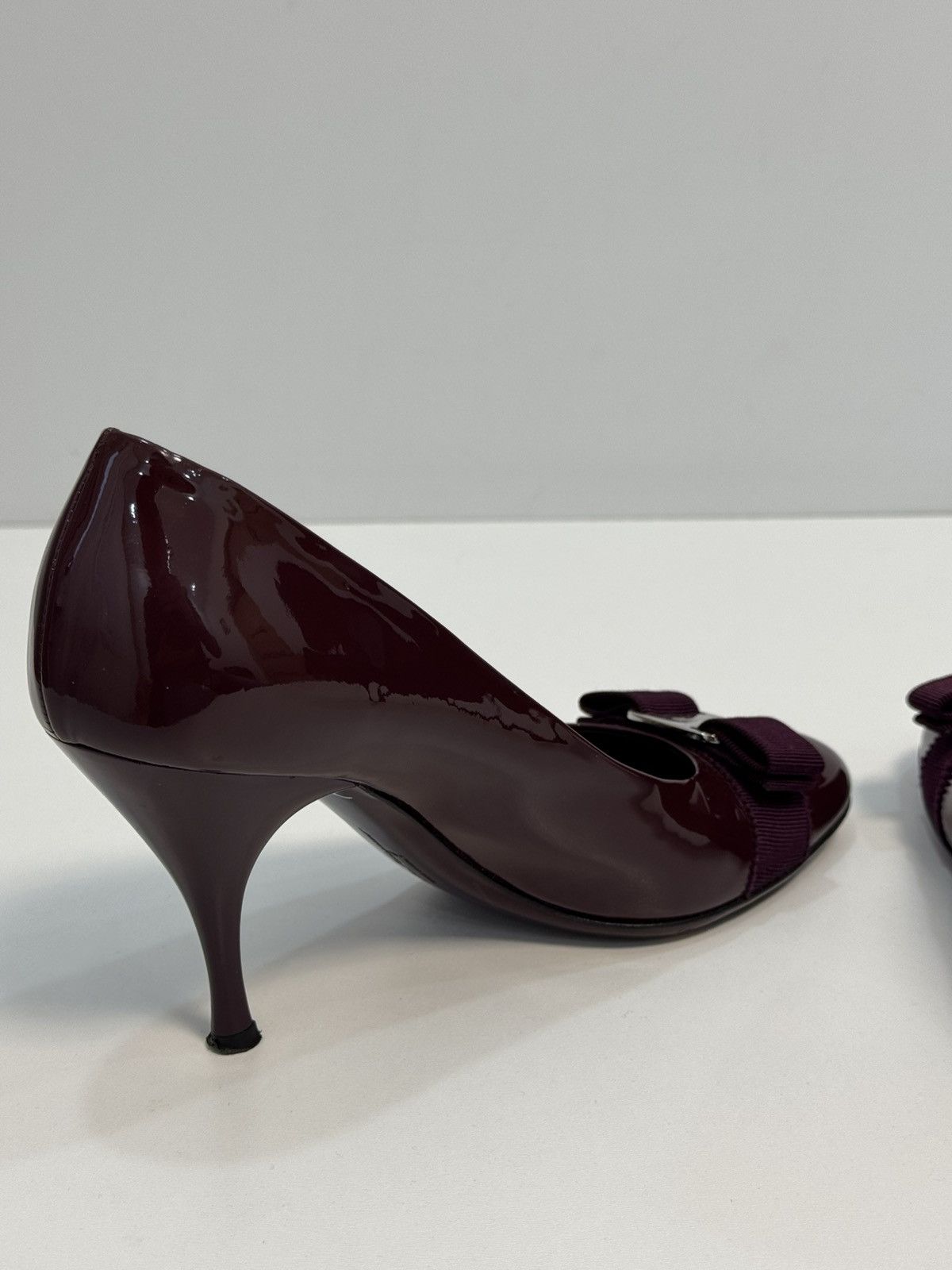 Salvatore Ferragamo Salvatore Ferragamo Burgundy Size 6.5 NARROW Patent Pumps Size US 6.5 / IT 36.5 - 15 Thumbnail