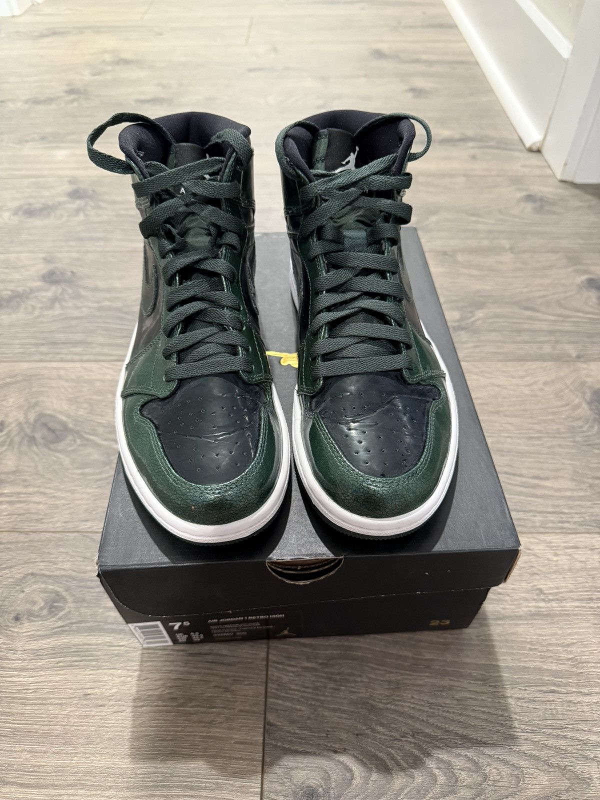 Jordan Brand Air Jordan 1 Retro High Grove Green/Black-White Size US 7.5 / EU 40-41 - 1 Thumbnail