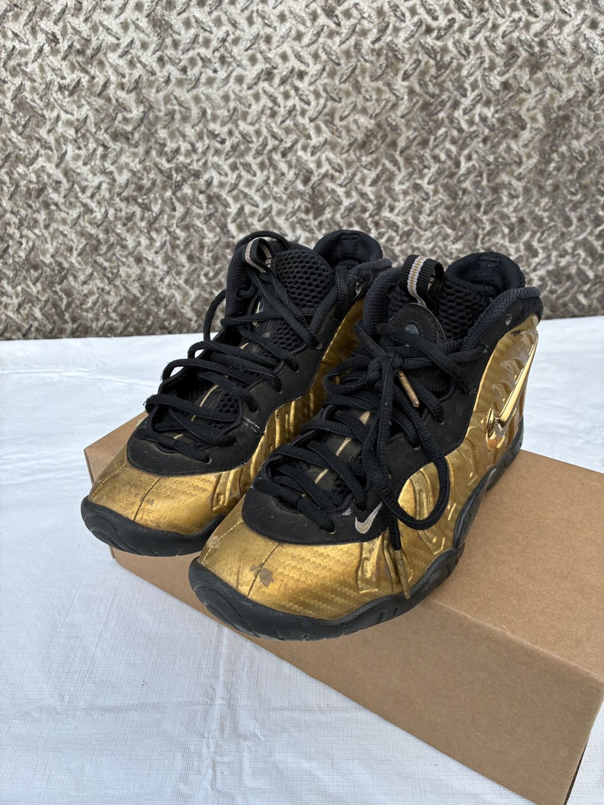 Nike Nike Air Foamposite Pro 'Metallic Gold" 2017 4y 844792-701 Size US 5 / EU 37 - 5 Thumbnail