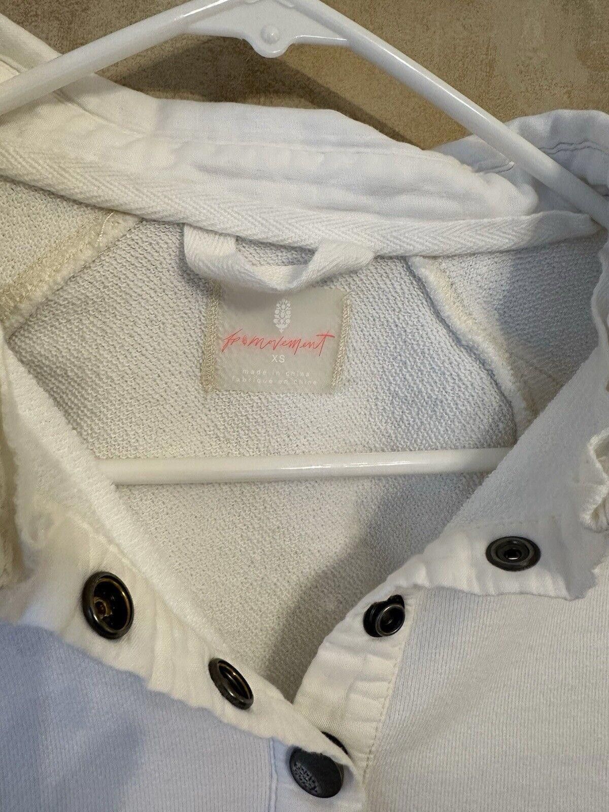 Free People free people movement Cropped Seeatshirt White XS Buttons Size XS / US 0-2 / IT 36-38 - 2 Thumbnail