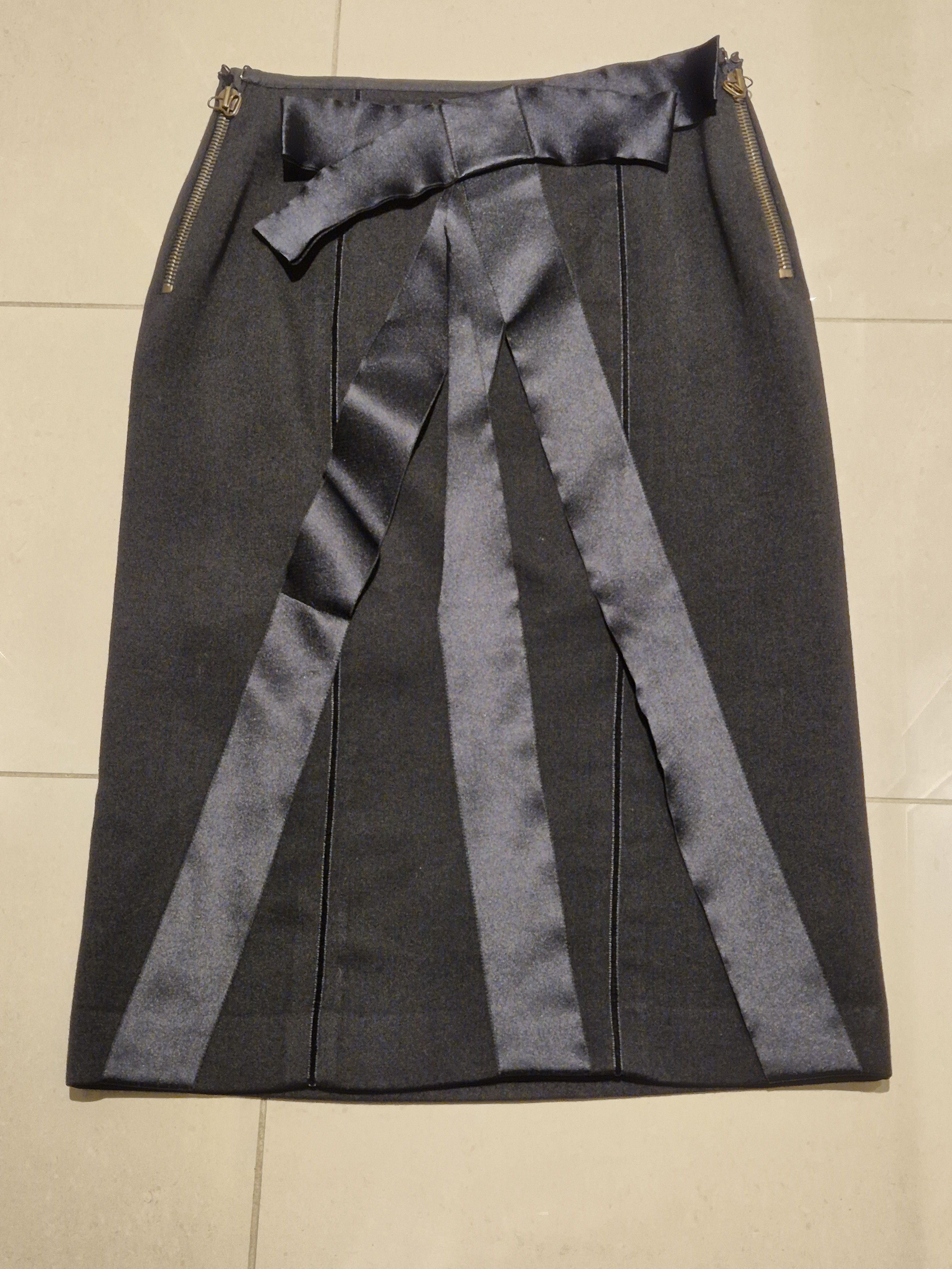 Lanvin Lanvin winter 2003 black skirt, bow detailing Size 26" / US 2 / IT 38 - 1 Thumbnail