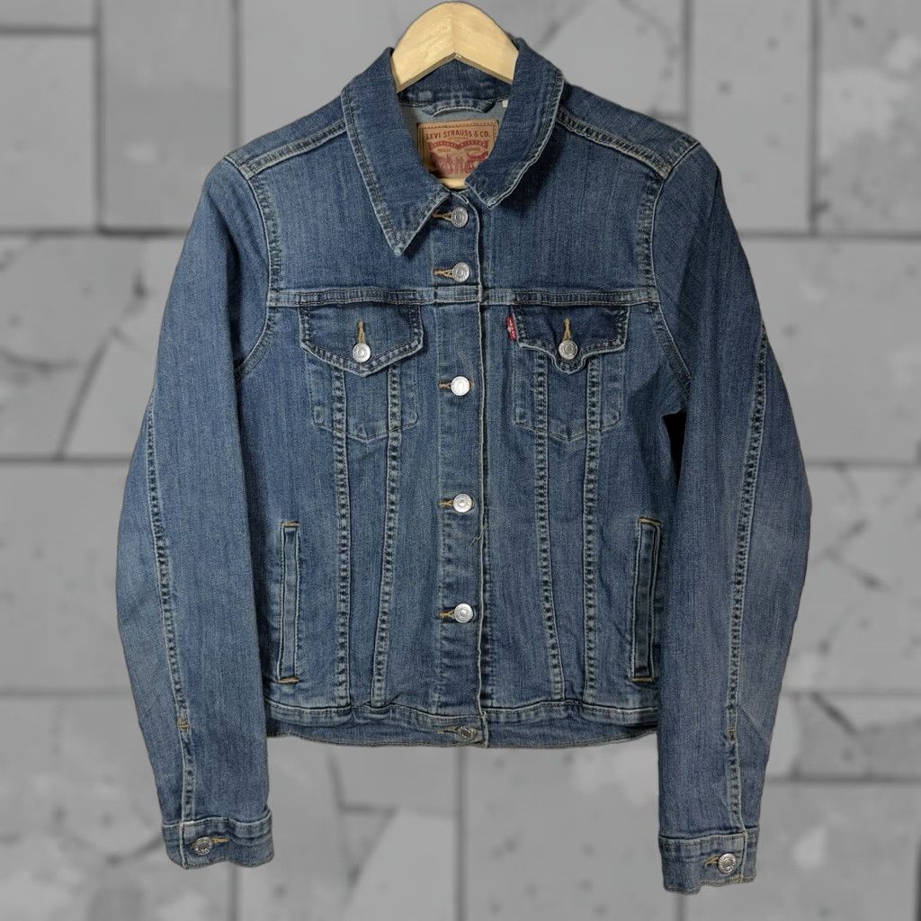 Levi's Levi’s Blue Button Down Jean Jacket Size L Womens Size 36" / US 14 / IT 50 - 1 Thumbnail