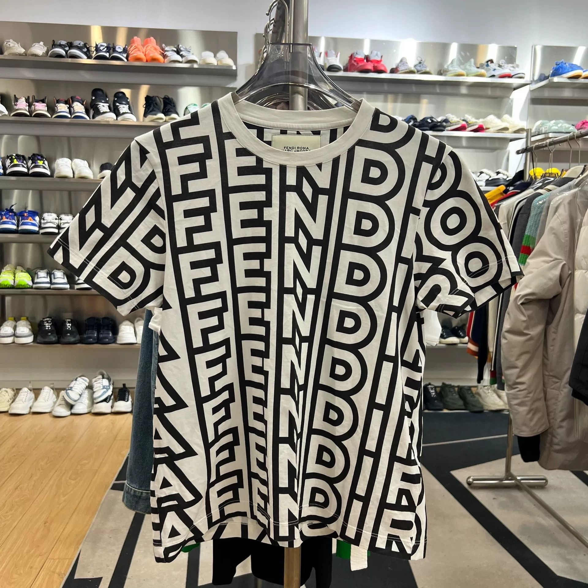 Fendi FENDI Black White Logo Print Short Sleeve M Size US M / EU 48-50 / 2 - 1 Thumbnail