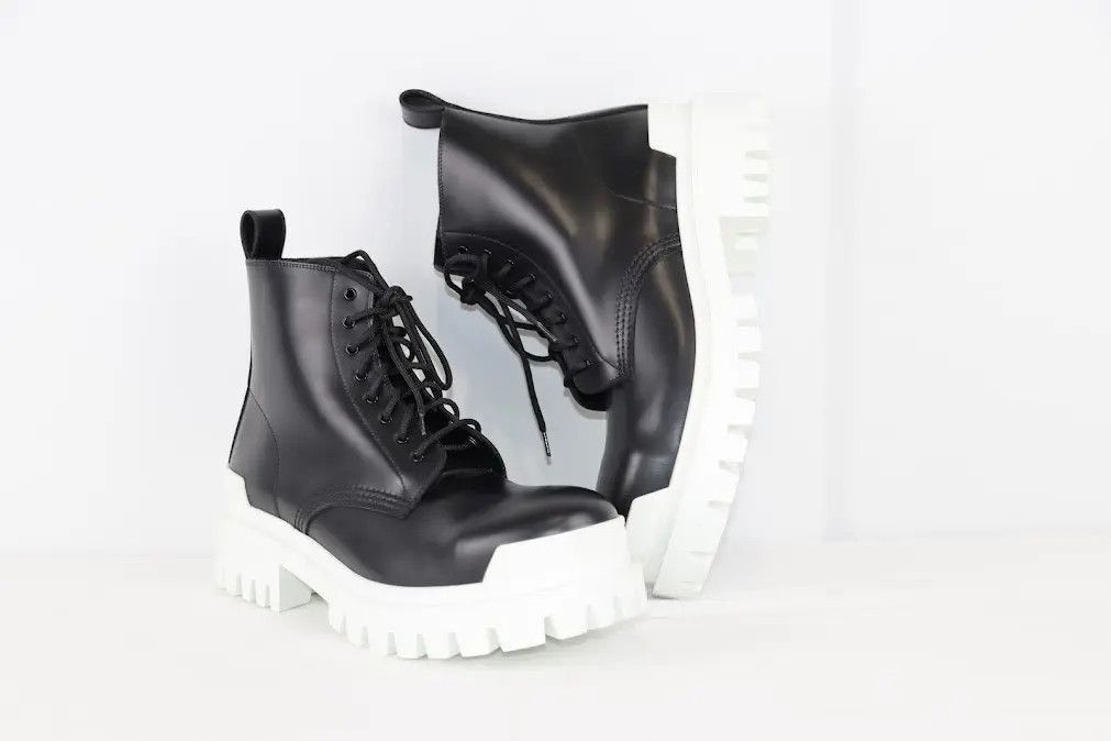 Balenciaga o1rshd1 Worn-Out Effect Leather Strike Bootie L20 in Khaki Size US 8 / EU 41 - 10 Thumbnail