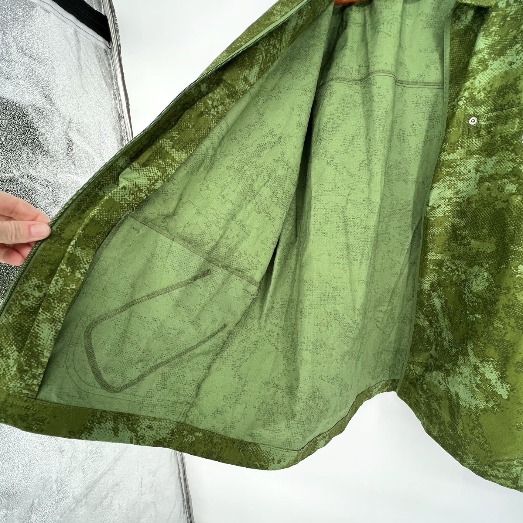 Fabletics VINTAGE? No — Men’s Fabletics The Heights Jacket Green Camo Full Zip M Regular Windbreaker Jacket Mens Green Camouflage Logo Zipper Size US M / EU 48-50 / 2 - 4 Thumbnail