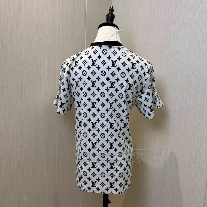 Louis Vuitton Louis Vuitton Full logo short sleeve T-shirt Size XS / US 0-2 / IT 36-38 - 2 Thumbnail