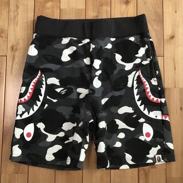 Bape 💫Glow in the dark💫 BAPE city camo shark sweat shorts ★size M Size US 32 / EU 48 - 2 Thumbnail