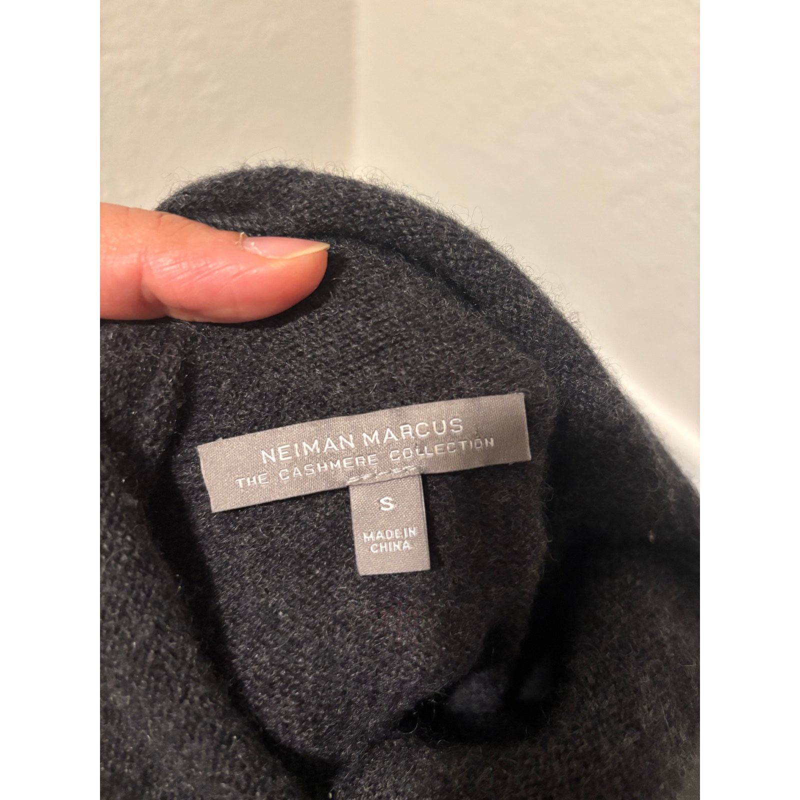 Neiman Marcus Neiman Marcus Cashmere Turtleneck Sweater Sz S Size S / US 4 / IT 40 - 3 Thumbnail