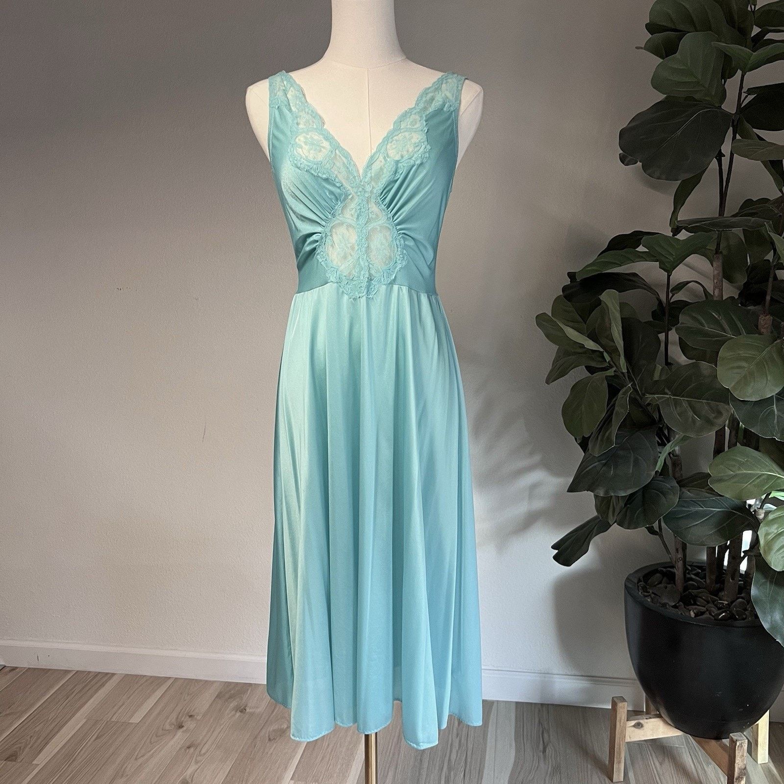 Other OLGA Bodysilk Peignoir Lace Trimmed Nightgown (L) Coquette Size ONE SIZE - 1 Thumbnail