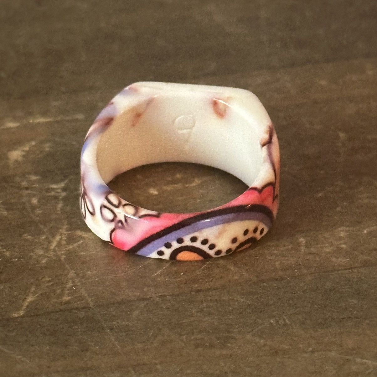 Vintage Vintage white floral resin ring Size ONE SIZE - 7 Thumbnail
