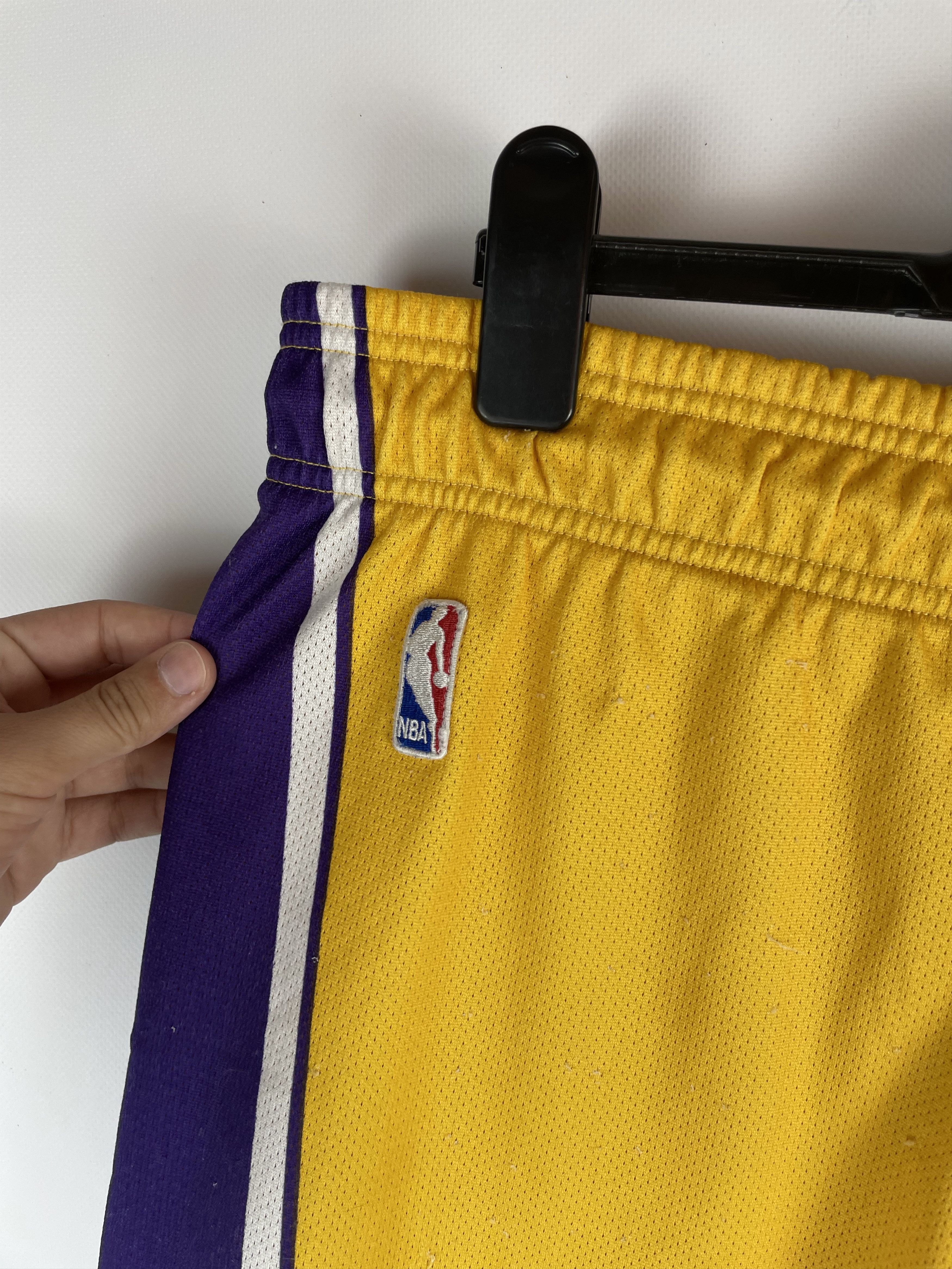 Champion Vintage Champion Lakers Shorts Size US 34 / EU 50 - 4 Thumbnail