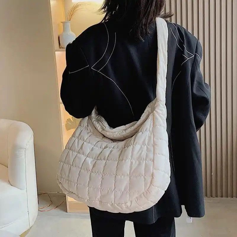 Vintage Luxurious Quilted Lattice Pattern Shoulder Bag Size ONE SIZE - 1 Thumbnail