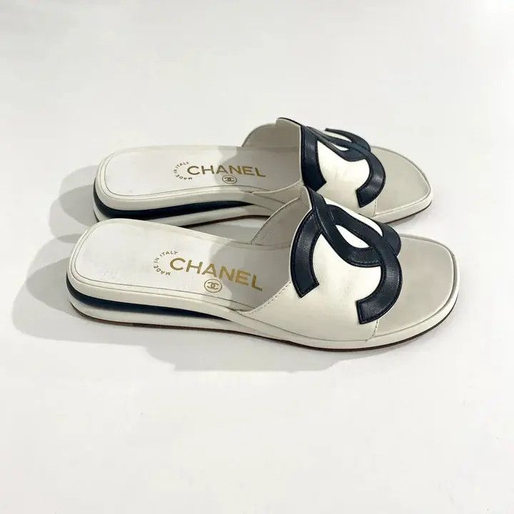 Chanel os11x0526 Vintage CC Slide Sandals in Black/White Size US 6 / IT 36 - 6 Thumbnail