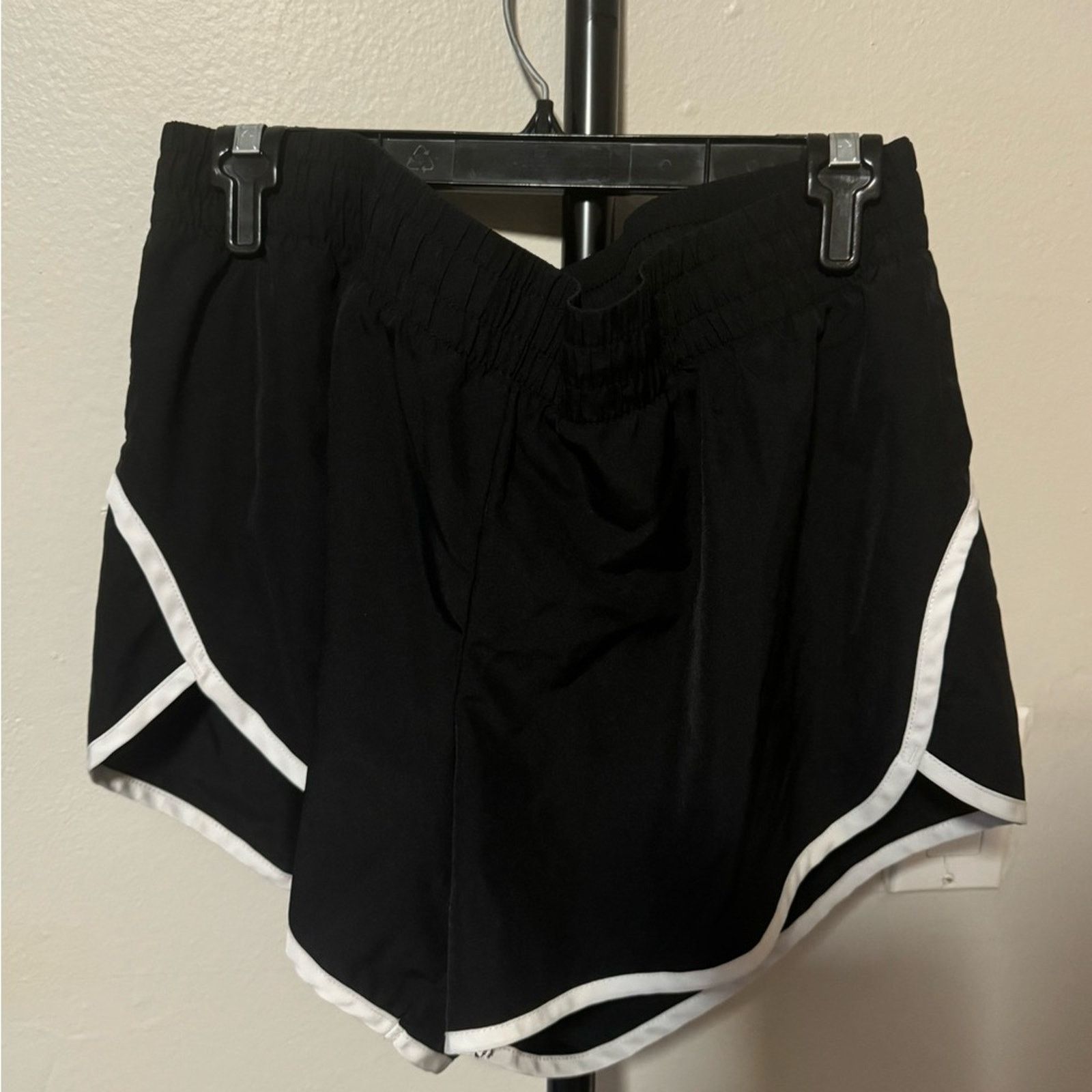 Fabletics Fabletics Black and White Athletic Shorts Size 36" / US 14 / IT 50 - 1 Preview
