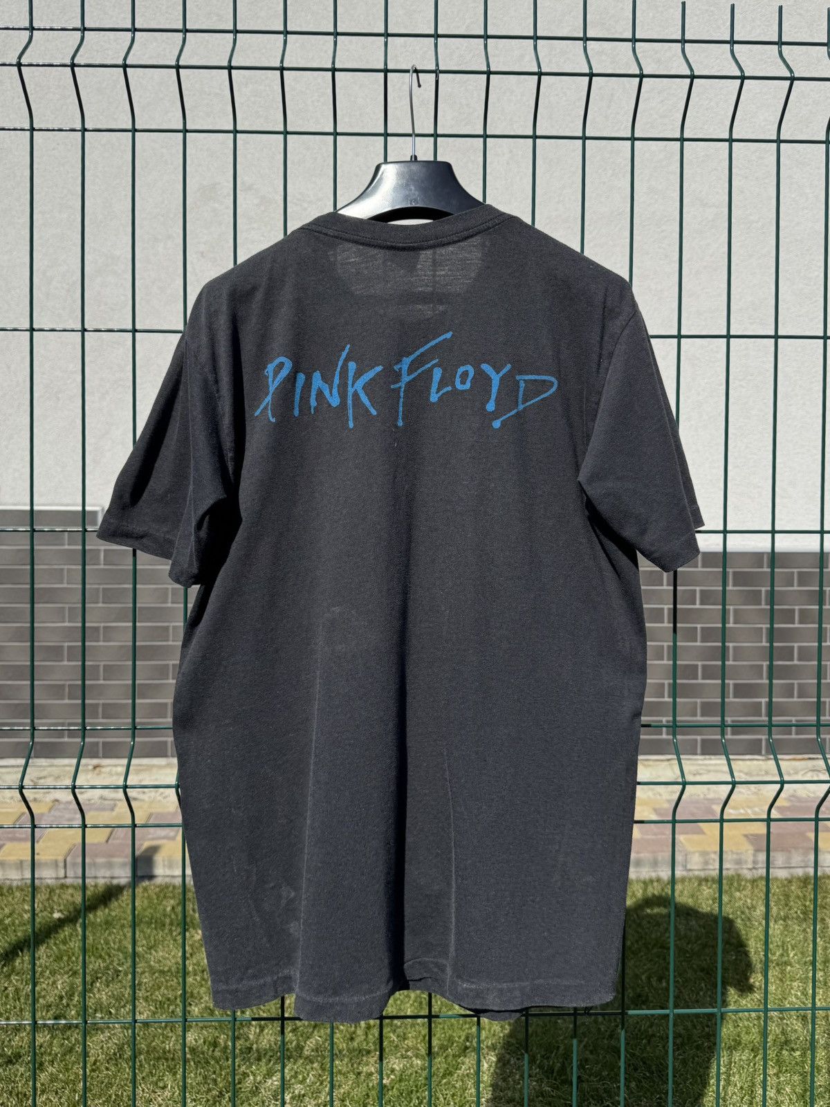 Band Tees Vintage 1995 Pink Floyd The Wall Single Stitching Tee Size US L / EU 52-54 / 3 - 8 Thumbnail