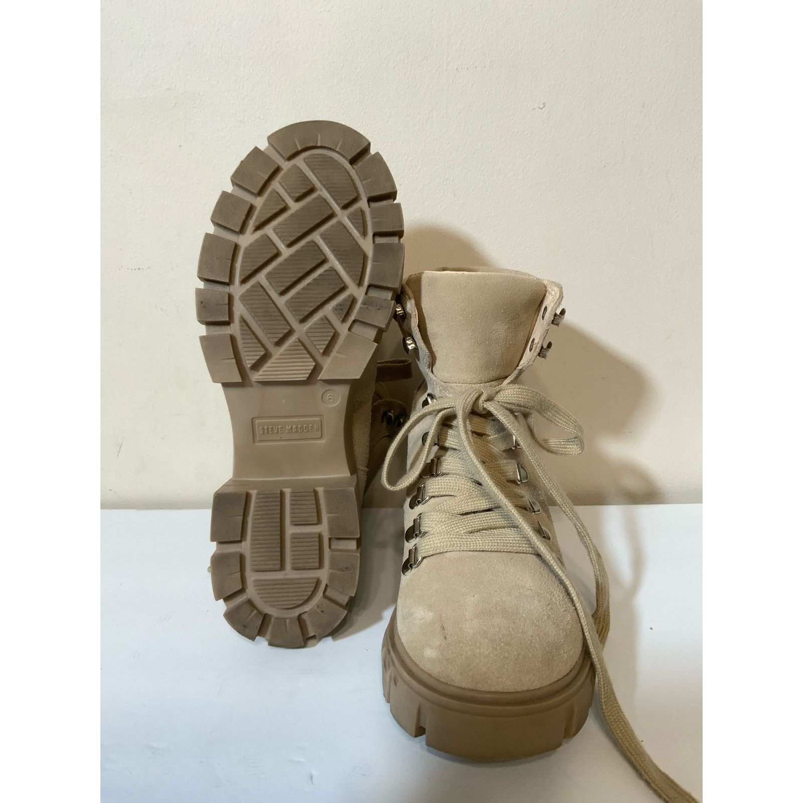 Steve Madden Steve Madden Suede Hint Lace Up Platform Bootie Size 6M USED Size US 6 / IT 36 - 8 Thumbnail