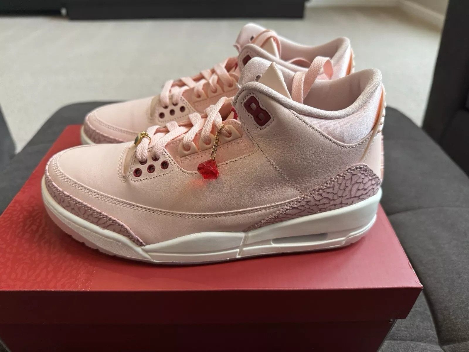 Jordan Brand × Nike Jordan 3 Retro Valentine's Day Treat Yourself (2025) Size US 9 / IT 39 - 1 Thumbnail