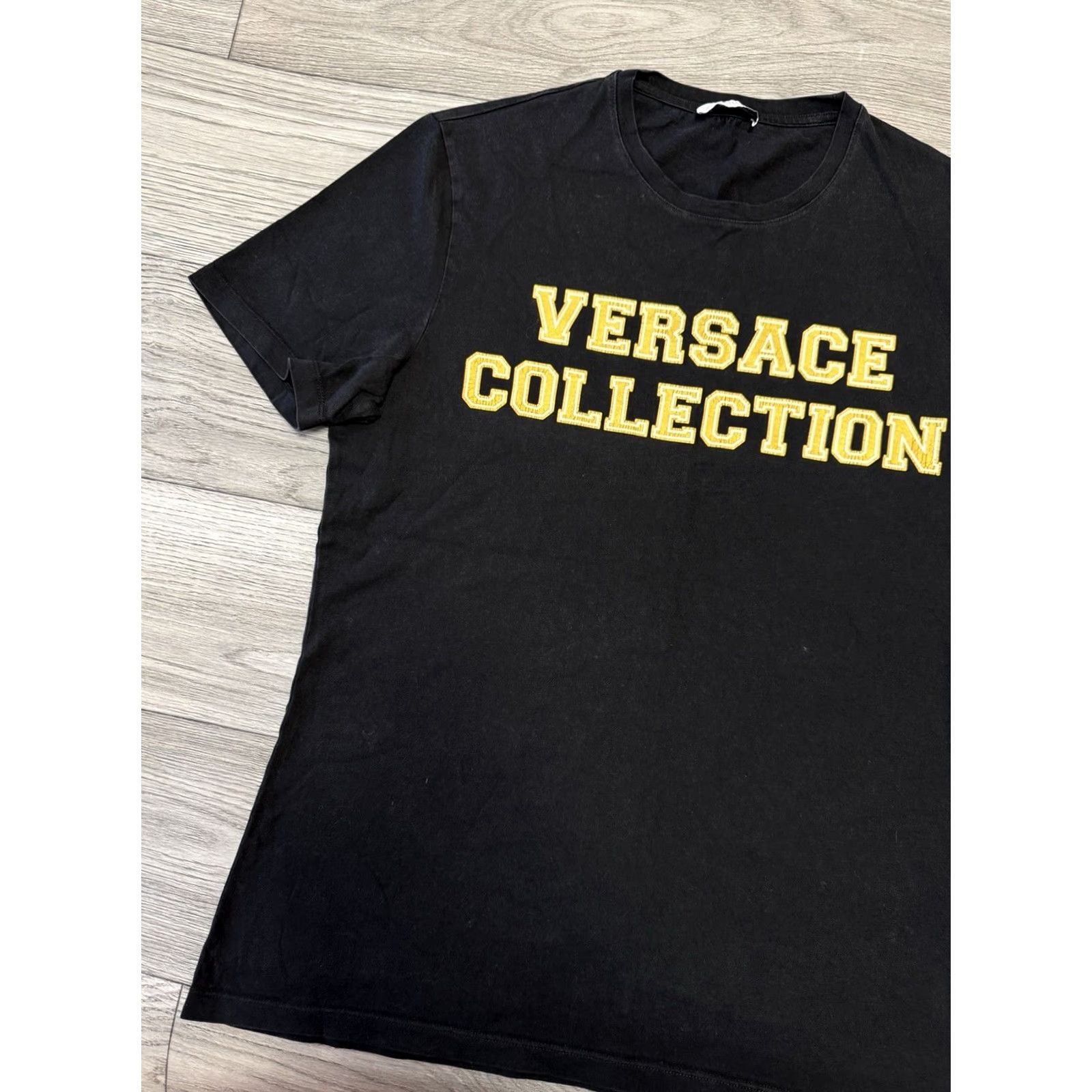 Vintage VINTAGE Versace Collection Black T Shirt Short Sleeve Big Print Gold Logo Size L Men Size US L / EU 52-54 / 3 - 7 Thumbnail