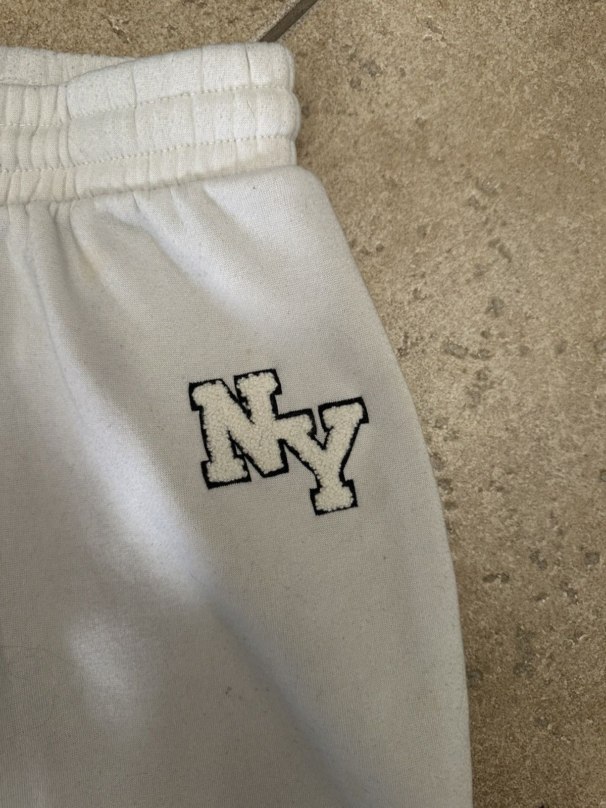 Brandy Melville White Embroidery Patch Sweats Size 25" / US 0 / IT 36 - 2 Thumbnail