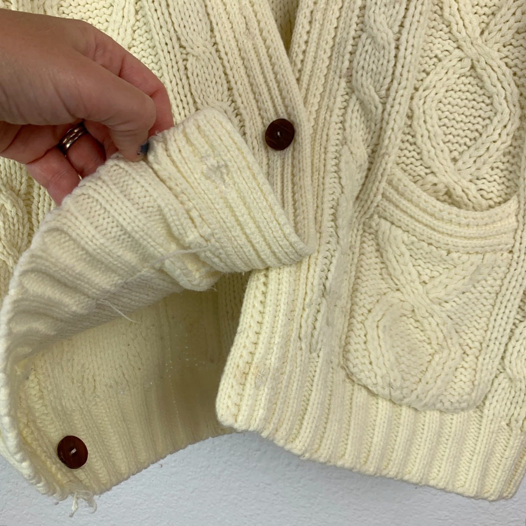Vintage Vintage Hand Loomed Cream Cable Knit Thick Vee Cardigan Womens Small Knit 60s Style Academia Mens Womens Boys Girls Size S / US 4 / IT 40 - 3 Thumbnail