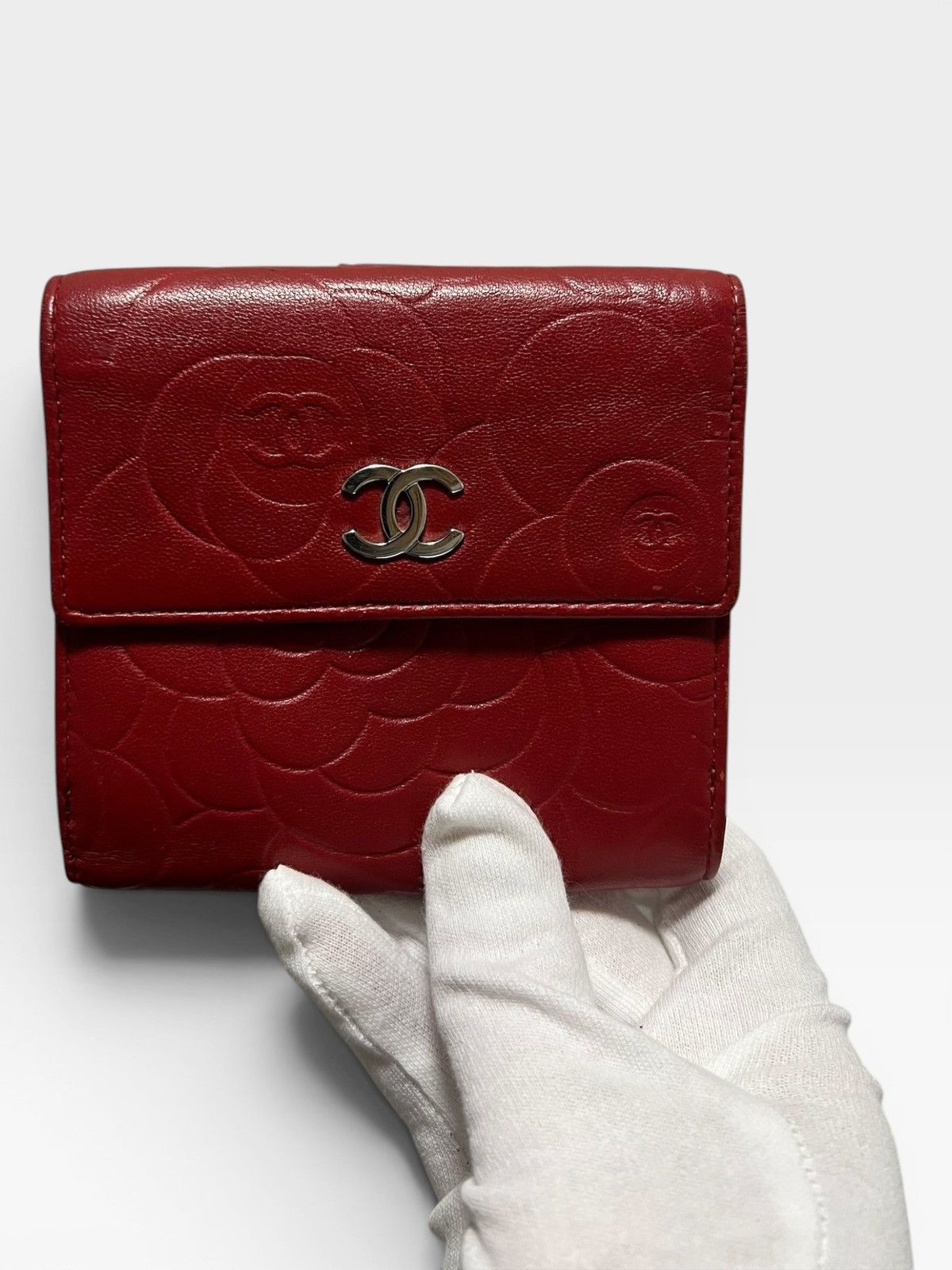 Chanel STEAL! Chanel Camellia embossed leather trifold wallet Size ONE SIZE - 1 Thumbnail