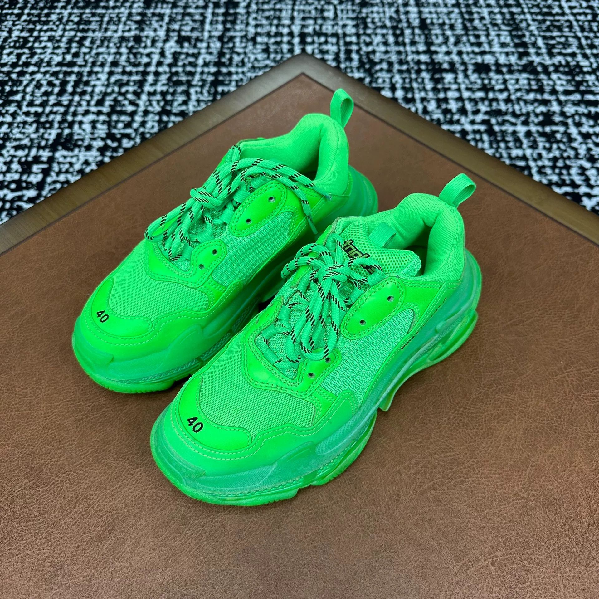 Balenciaga Balenciaga Green Lowtop Sneakers 7 Men Size US 7 / EU 40 - 1 Thumbnail