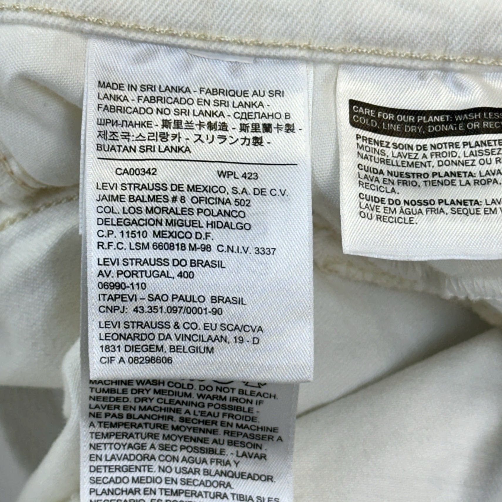 Levi's Levi’s Shorts Womens 30 White Denim 3.5" Low Rise Rolled Hem Stretch Casual, Travel Jeans, 5-Pocket, Light Wash, 30 in Waist Womens Size 30" / US 8 / IT 44 - 2 Thumbnail