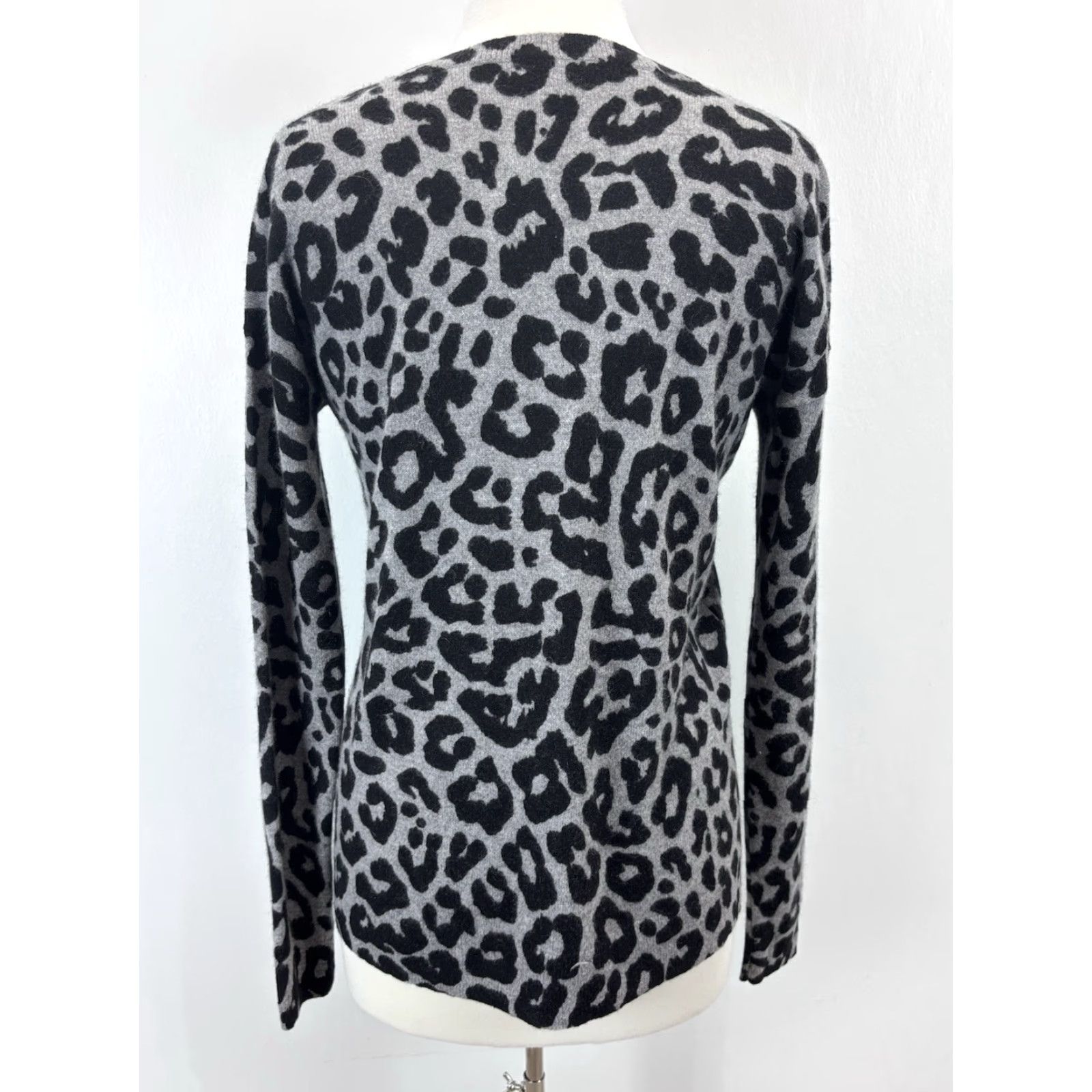 Saks Fifth Avenue Saks Fifth Avenue Cashmere Animal Print Sweater Women's Small Grey Black Pullover Size S / US 4 / IT 40 - 3 Thumbnail