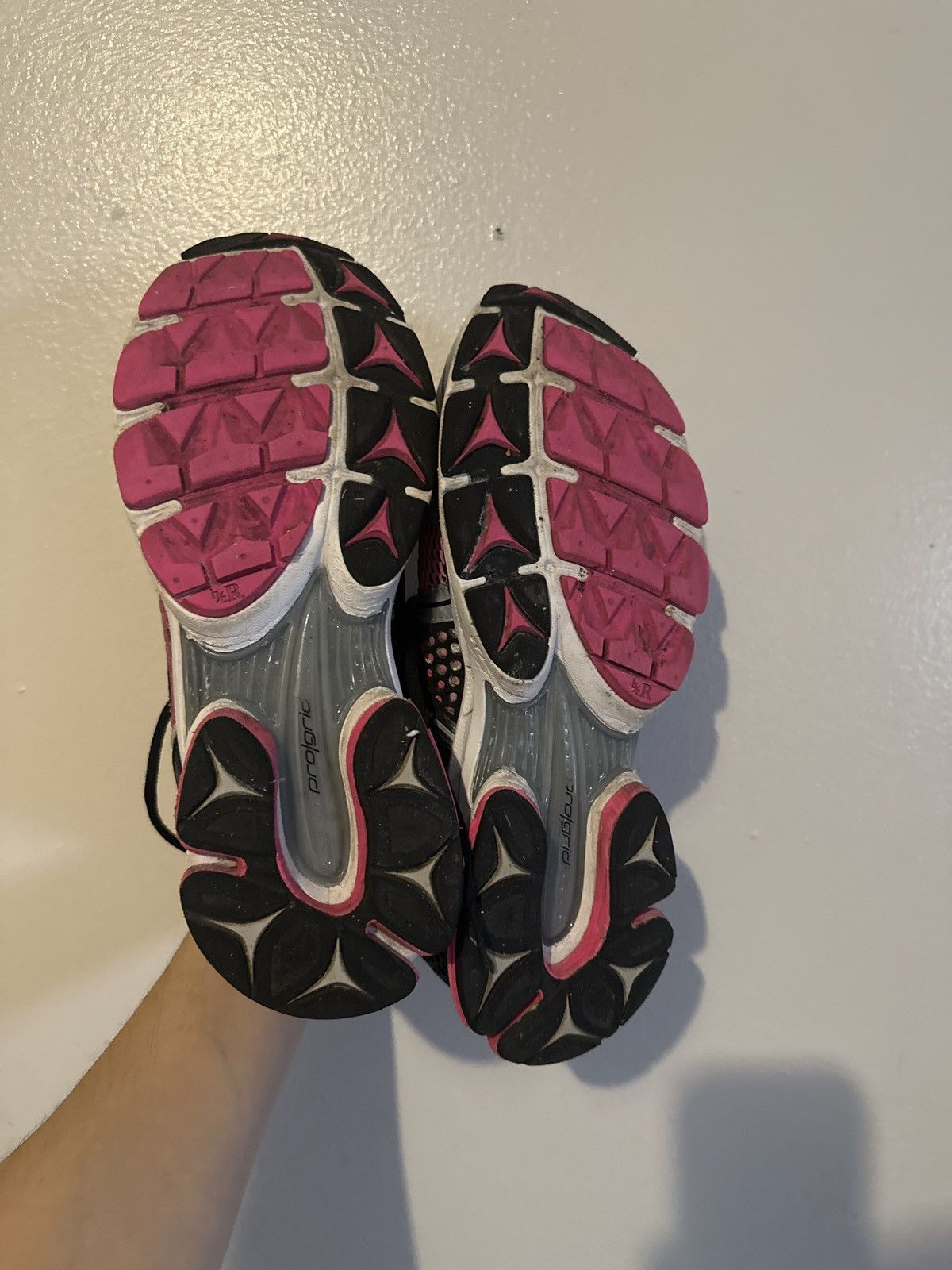 Saucony Saucony ProGrid Triumph 4 Pink Silver Running Shoes Size 10 Size US 10 / EU 43 - 6 Thumbnail