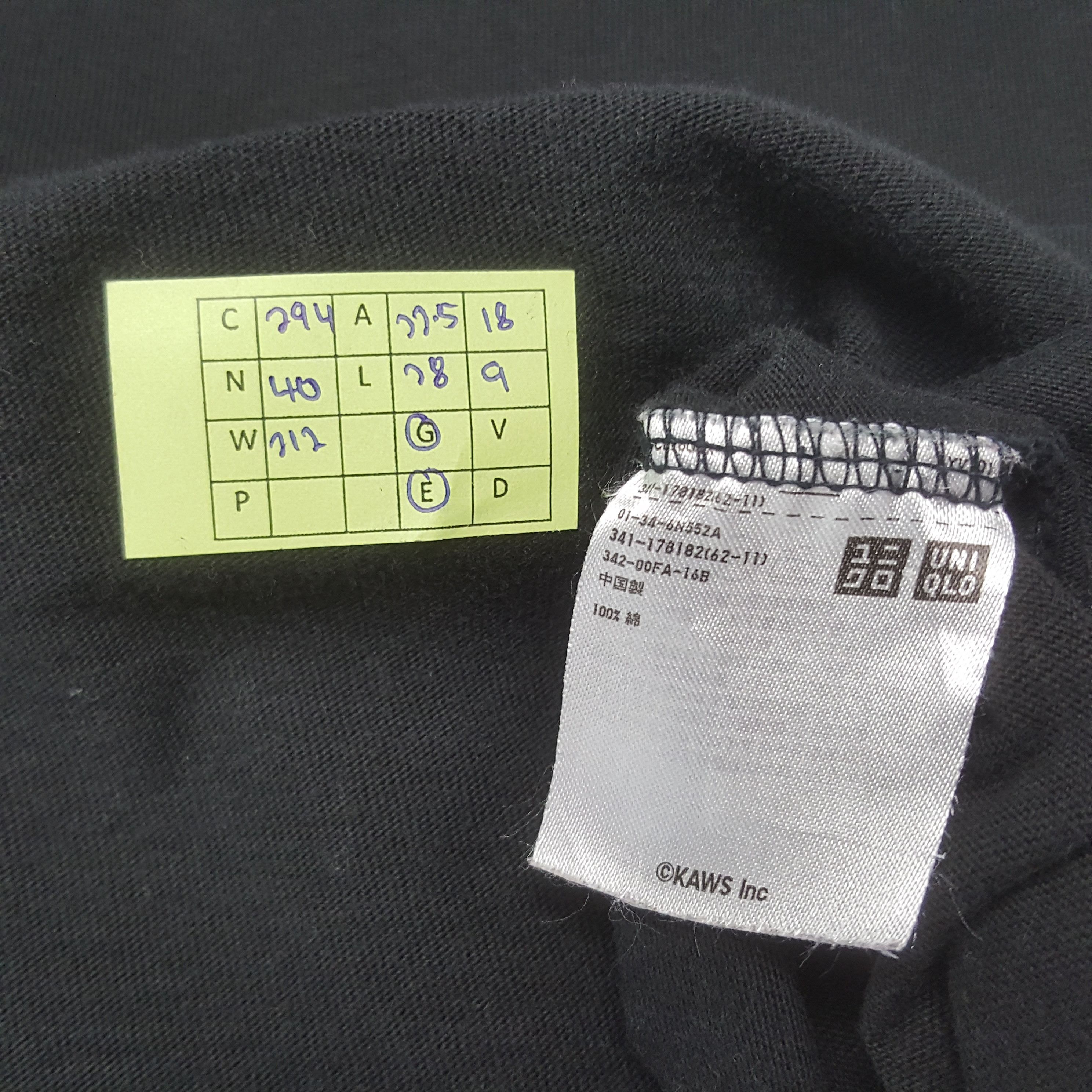 Kaws Vintage Kaws X Uniqlo Japanese Brand Tshirt C294N40 Size US L / EU 52-54 / 3 - 6 Thumbnail