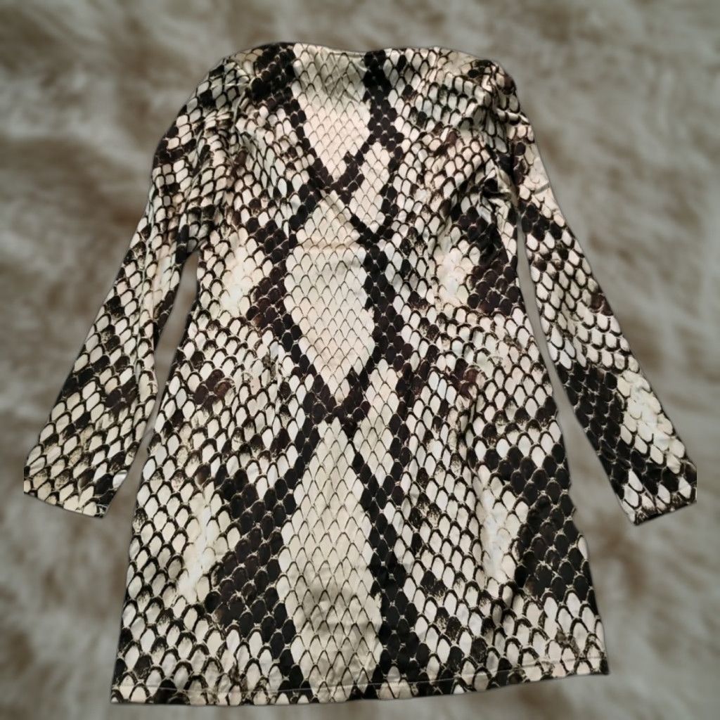 PrettyLittleThing PRETTYLITTLETHING Snake Print Long Sleeve Blazer Dress Gray Satin Knee Length 4 US 8 UK Regular Womens Shoulder Pads Shoes? No footwear. Size S / US 4 / IT 40 - 1 Thumbnail