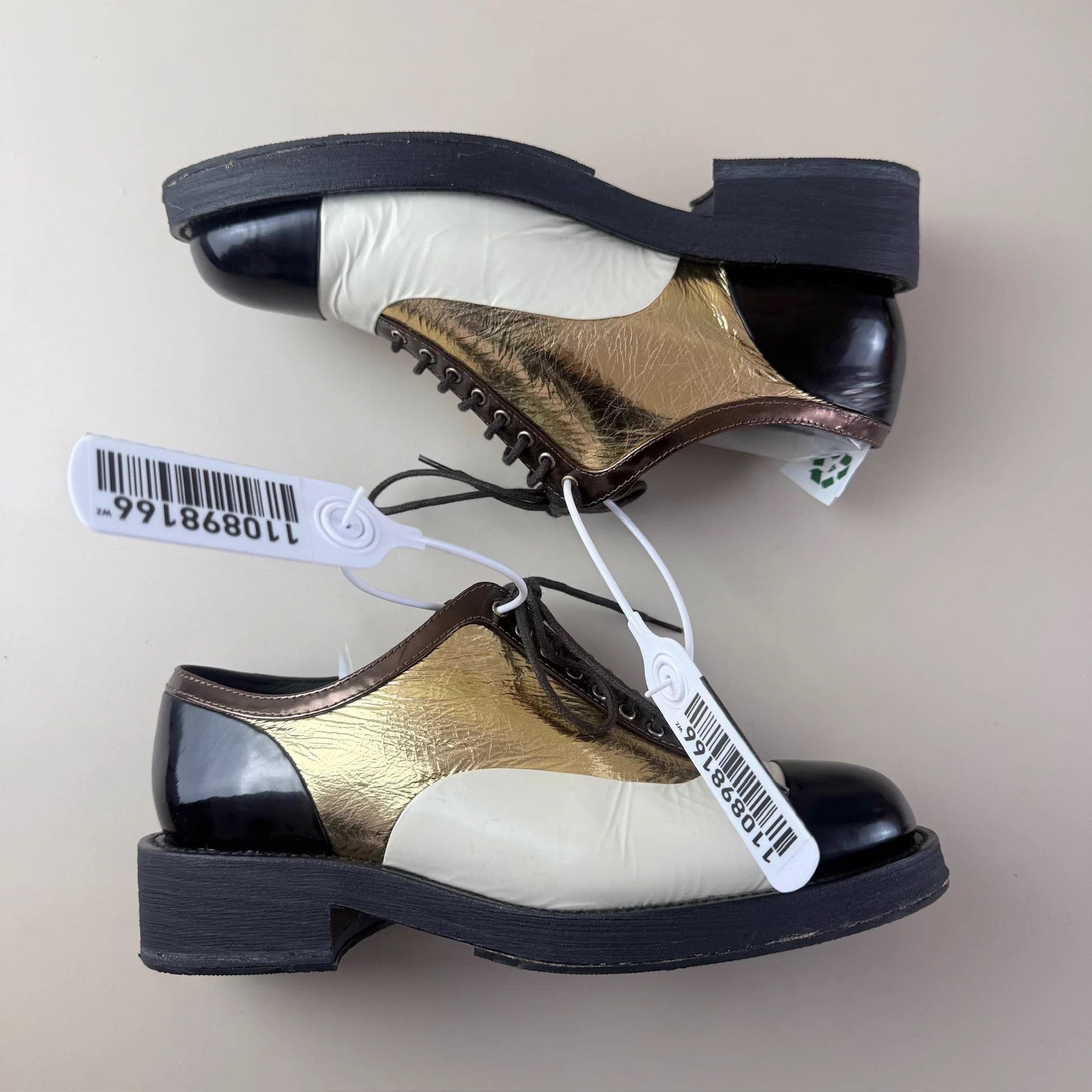 Chanel CHANEL Platinum Lace-Up CC Gold Logo Derby Shoe EU 37 Size US 6 / IT 36 - 4 Thumbnail