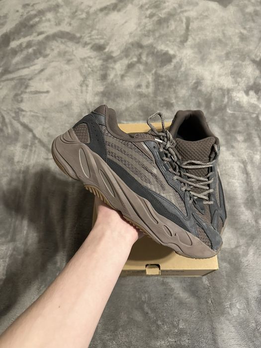 yeezys 700 womens