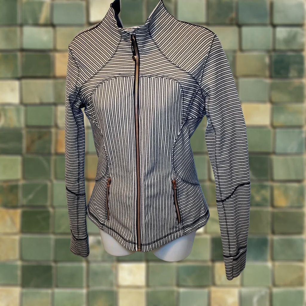 Lululemon Lululemon Womens Jacket Forme Navy Blue Stripes Rose Gold Zip Stretch Sz 6 Size M / US 6-8 / IT 42-44 - 1 Thumbnail