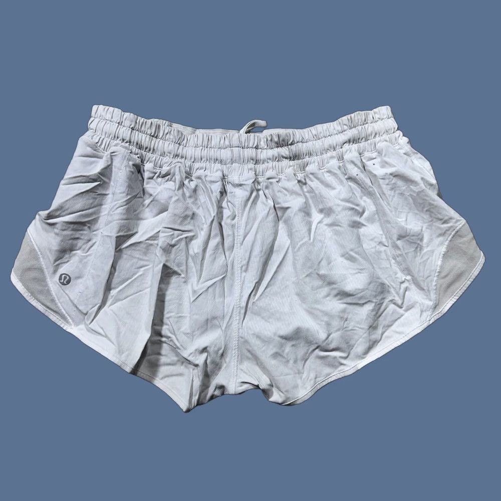 Lululemon Lululemon Hotty Hot Short II 2.5" White Size 10 W7ATGR Women's Activewear Shorts Size 32" / US 10 / IT 46 - 1 Thumbnail