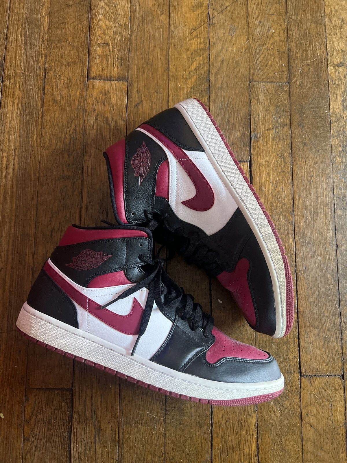 Jordan Brand Jordan 1 Mid Bred Toe Size US 11 / EU 44 - 1 Thumbnail