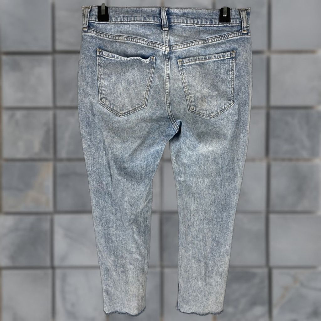 Old Navy Old Navy Jeans Size 4 Light Blue Denim Distressed Raw Hem 5-Pocket Belt Loops Mid Rise Regular Fit 26in Inseam Women Streetwear Jeans Size 30" / US 8 / IT 44 - 1 Thumbnail