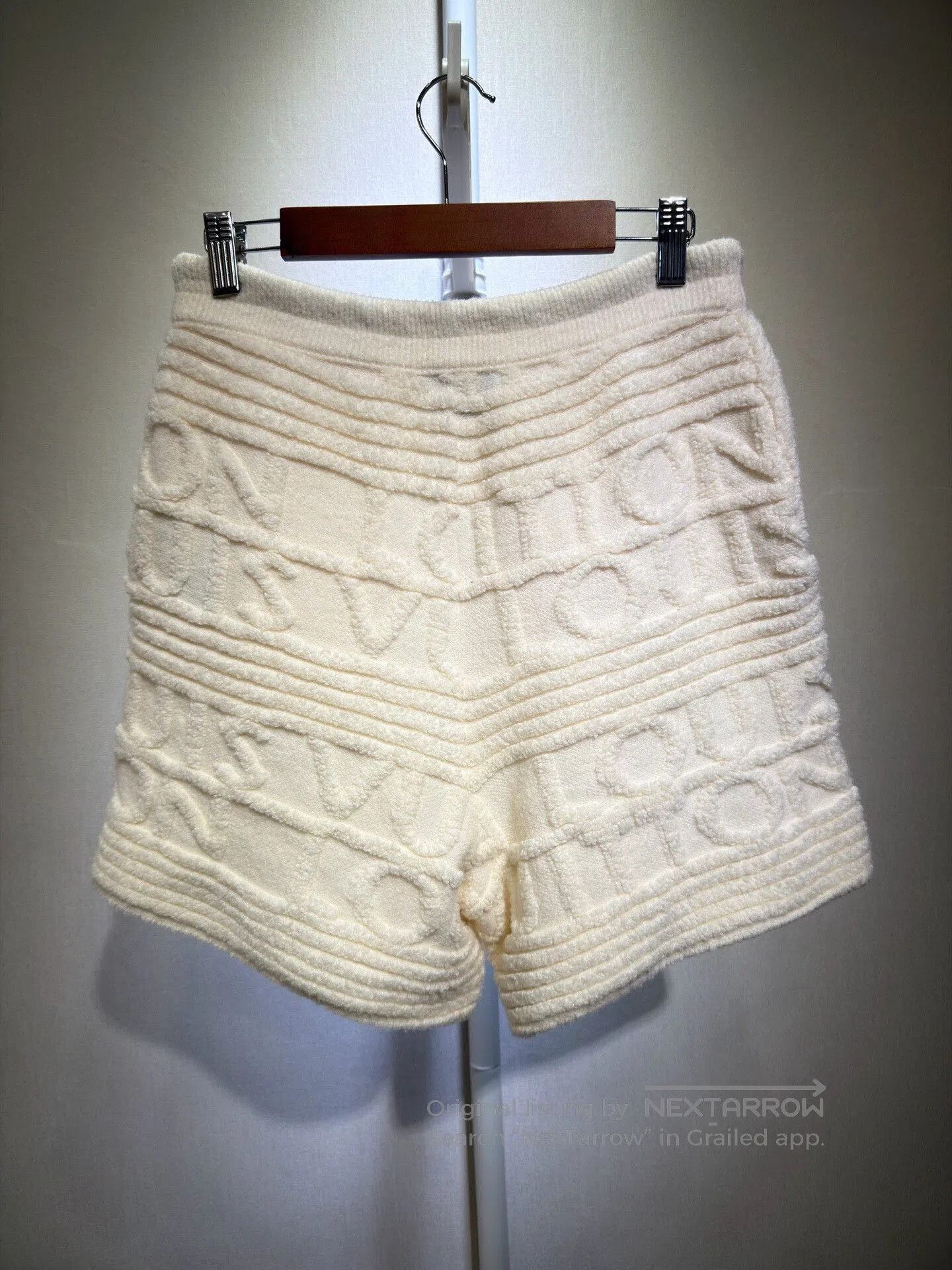Louis Vuitton Louis Vuitton Beige Logo Print Shorts. Size 26" / US 2 / IT 38 - 2 Thumbnail