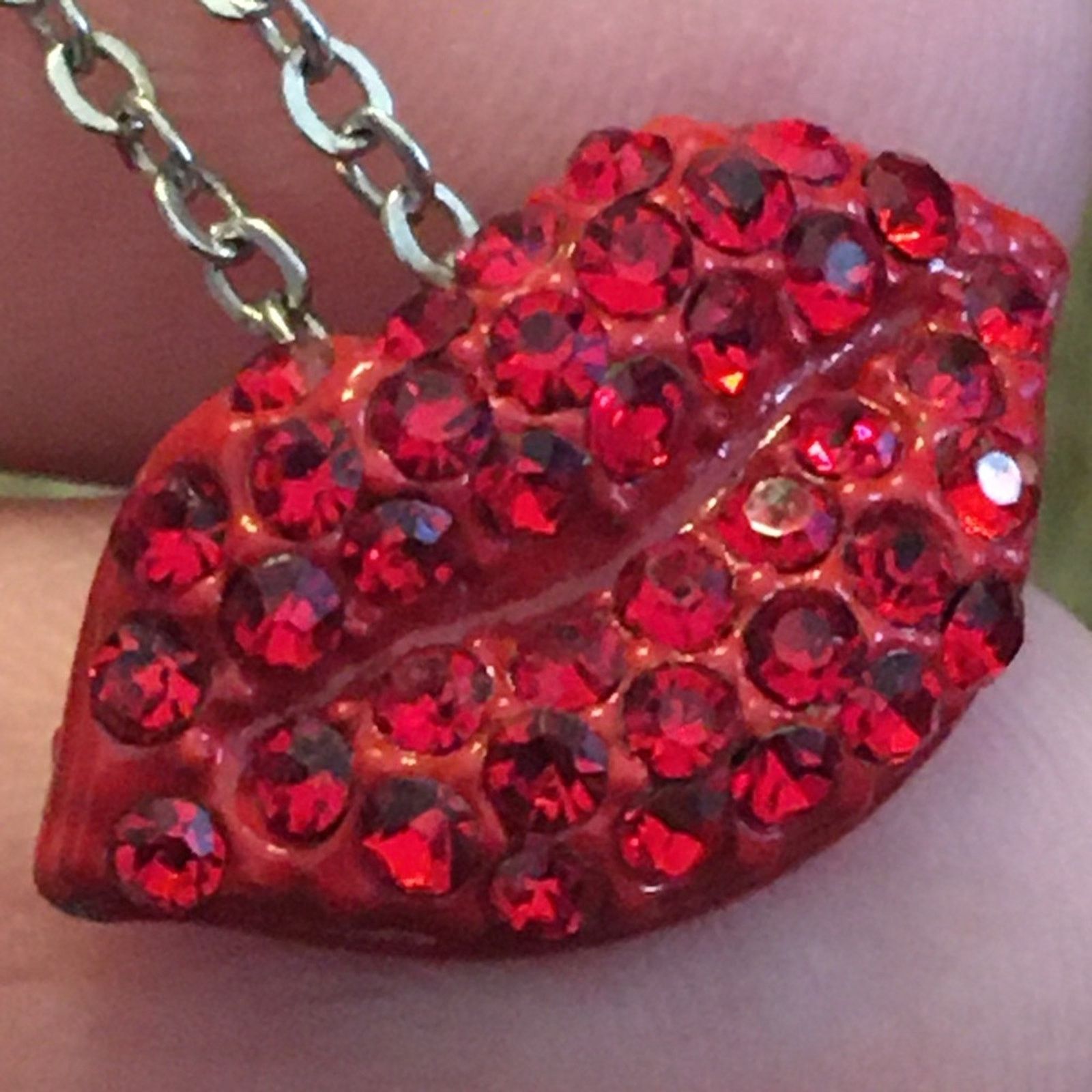 Jewelry Rhinestone red lips pendant on silver chain Size ONE SIZE - 6 Thumbnail